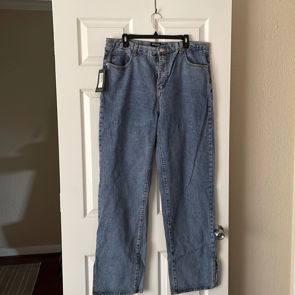Pretty Little Thing,Medium wash, straight Leg, Split Hem Jeans